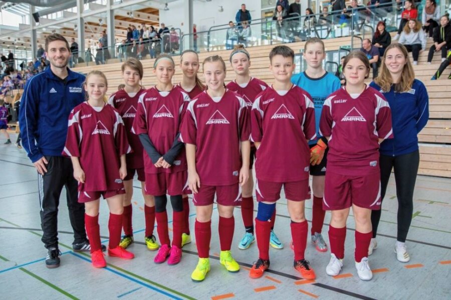 Junge Damen gehen in die Offensive - Die C-Juniorinnen des SV Lichtenberg durften im Januar bei der Hallen-Landesmeisterschaft in Brand-Erbisdorf mitspielen. Durch ein Sonderspielrecht waren viele Fußballerinnen der Kreisauswahl dabei. 