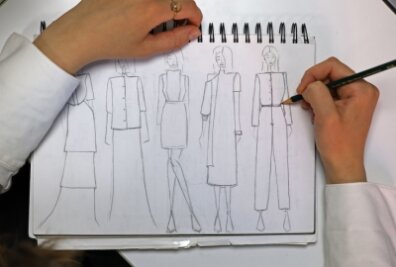 Junge Designerin aus Lichtenstein macht Mode nachhaltig - Shirley Keilberg beim Zeichnen von Entwürfen.
