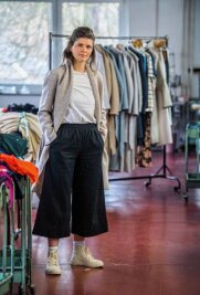 Junge Designerin will Traditionsbetrieb erhalten - Maria Seifert hat Modedesign studiert und führt den Geschäftsbetrieb der Textilmanufaktur in Eibenstock, die ihren Namen trägt. Auf dem Bild trägt sie einen Mantel aus ihrer eigenen Kollektion. 