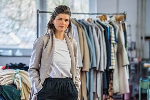 Junge Designerin will Traditionsbetrieb erhalten - Maria Seifert hat Modedesign studiert und führt den Geschäftsbetrieb der Textilmanufaktur in Eibenstock, die ihren Namen trägt. Auf dem Bild trägt sie einen Mantel aus ihrer eigenen Kollektion. 