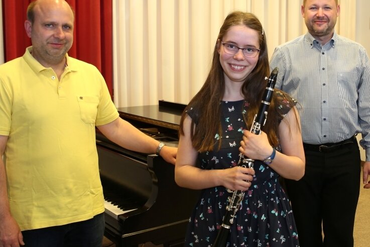 Junge Erzgebirger überzeugen mit Zither und Klarinette - Nellie Haase freut sich mit Pianist Toralf Vogel (links) und ihrem Klarinettenlehrer Matthias Jahn über 23 Punkte und einen zweiten Preis beim Bundeswettbewerb "Jugend musiziert". 
