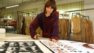 Junge Fabrikantin auf Expansionskurs - Sylvia Weber ist neu an Bord der Sara Linke GmbH und kümmert sich um Schnitte und künstlerische Auftragsdesigns. 