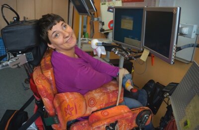 Junge Frau aus Zwickau kämpft um mehr Selbstständigkeit - Trotz ihrer schweren körperlichen Behinderung möchte Annett Ströhla zumindest ein klein wenig selbstständig werden. Bei ihrer Arbeit in der Lukaswerkstatt ist sie das bereits.