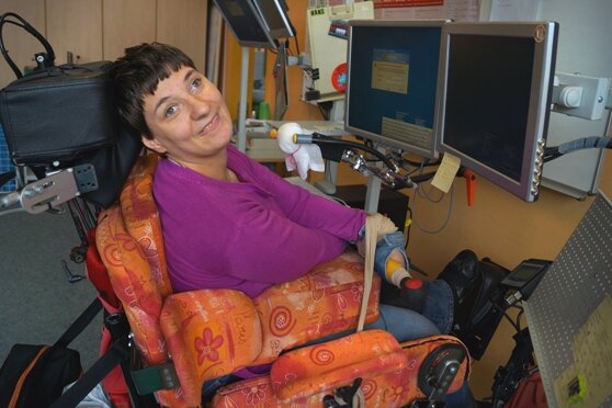 Junge Frau aus Zwickau kämpft um mehr Selbstständigkeit - Trotz ihrer schweren körperlichen Behinderung möchte Annett Ströhla zumindest ein klein wenig selbstständig werden. Bei ihrer Arbeit in der Lukaswerkstatt ist sie das bereits.