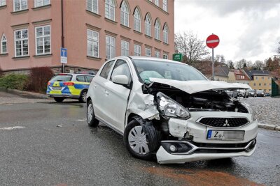 Junge Frau bei Unfall in Hohenstein-Ernstthal verletzt - Der Mitsubishi musste nach dem Unfall abgeschleppt werden.