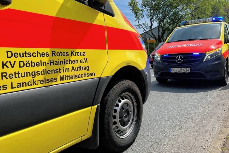 Junge Frau bei Verkehrsunfall in Frankenberg verletzt - Rettungsdienst und Notarzt sind zum Unfallort in Frankenberg geeilt. 