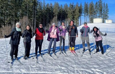 Junge Frauen aus Ägypten erleben den Winter im Erzgebirge - Ägyptische Studentinnen haben kürzlich in Eibenstock beim Skifahren erste Erfahrungen mit richtigem Schnee gemacht. Sie kamen auf Einladung des Erzgebirgers Alexander Hodeck (dritter von rechts). 