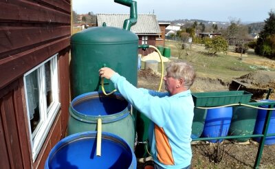 Klaus Gerngroß bereitet in der Falkensteiner Gartensparte "Einheit" die Regenwasserbehälter auf die Saison vor. 