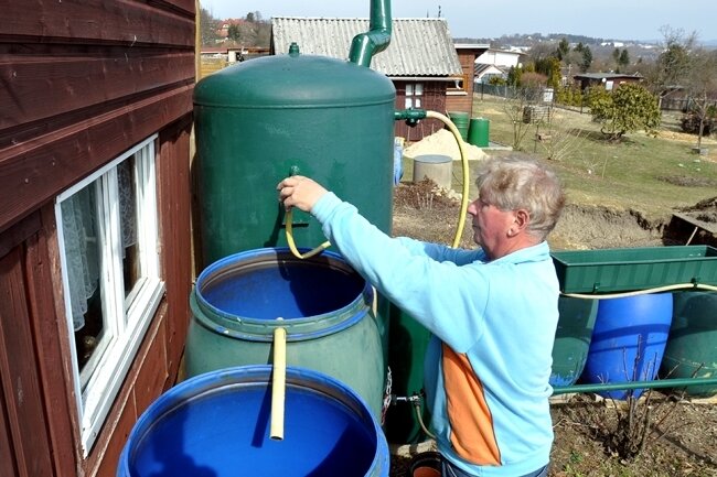 Klaus Gerngroß bereitet in der Falkensteiner Gartensparte "Einheit" die Regenwasserbehälter auf die Saison vor. 