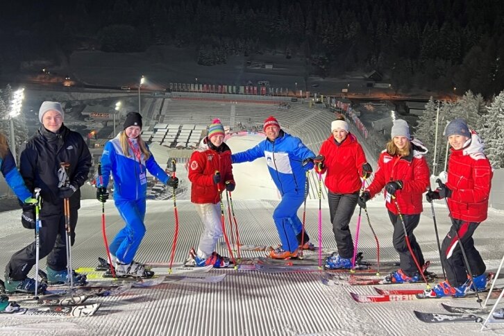 Junge Helfer sichern den Skisprung-Weltcup in Klingenthal ab 