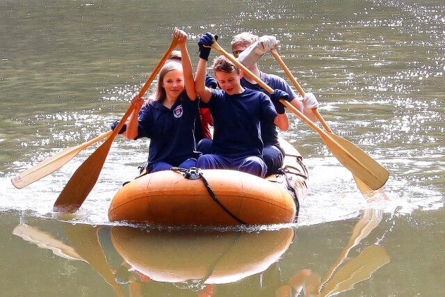 Junge Helfer zeigen, was sie drauf haben - Eine gemischte Mannschaft der Jugendfeuerwehren aus Crimmitschau und Mannichswalde löste die Aufgabe mit dem Schlauchboot-Paddeln.