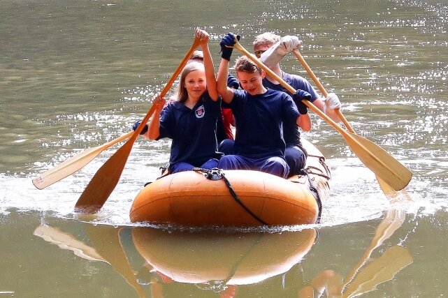 Junge Helfer zeigen, was sie drauf haben - Eine gemischte Mannschaft der Jugendfeuerwehren aus Crimmitschau und Mannichswalde löste die Aufgabe mit dem Schlauchboot-Paddeln.