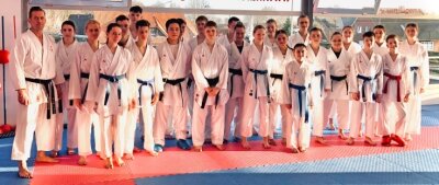 Junge Kämpfer gemeinsam auf der Matte - Neun Rochlitzer Karateka waren beim Lehrgang in Wettringen dabei, um sich auf kommende Aufgaben vorzubereiten. 
