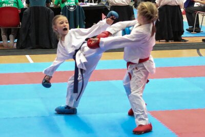 Junge Kämpferin vom Karate-Do Rochlitz gewinnt ihre erste internationale Medaille - Stella Rohland, hier mit einem Fußtritt, gewann bei den Dresden Open in der U-10-Altersklasse Bronze.