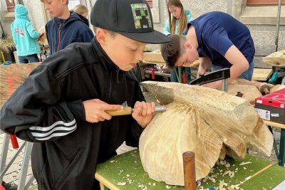 Junge Künstler werkeln im Schloss Schwarzenberg - Vincent (12) aus Schwarzenberg wagt sich an ein Großprojekt heran. Er schnitzt eine besondere Muschel.