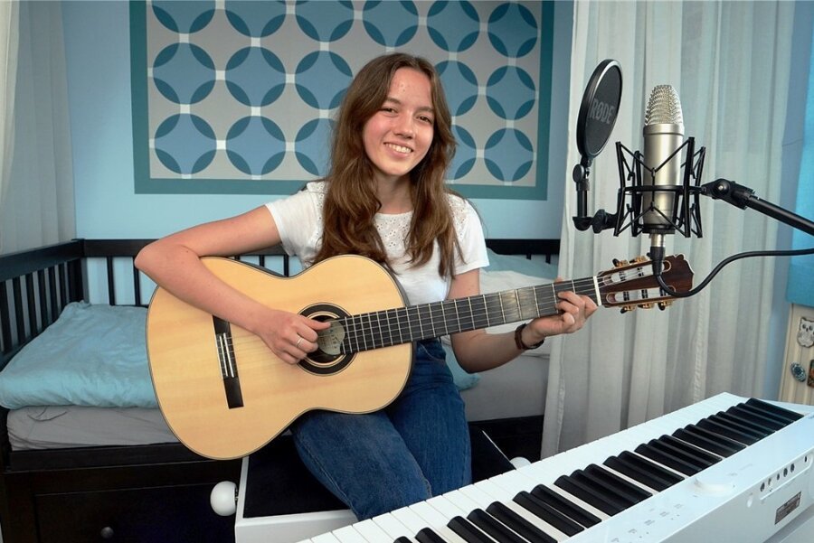 Junge Künstlerin aus dem Vogtland hofft auf viele Stimmen bei Musikwettbewerb - Musikerin Leonie Grimm, alias Loni Lila, in ihrem Treuener Tonstudio.