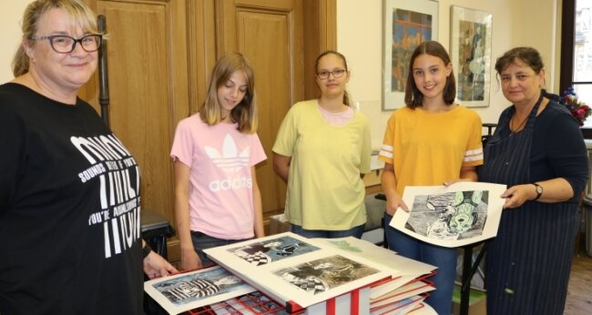 Junge Künstlerinnen und ihre Lieblingstiere - Evelyn Loew (l.) und Annette Fritzsch (r.) mit den Teilnehmerinnen Alma Luise Gau (12) , Tabea Hunger (15) und Liana Kämpf (14). 
