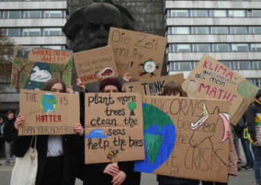 Junge Leute demonstrieren in Chemnitz für mehr Klimaschutz - 