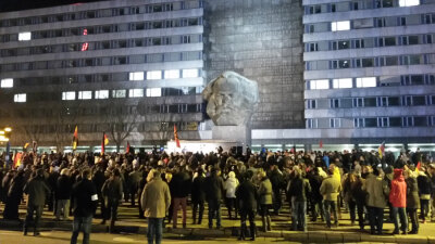 Hunderte Pegida-Anhänger versammelten sich am Abend vor dem Marx-Monument.