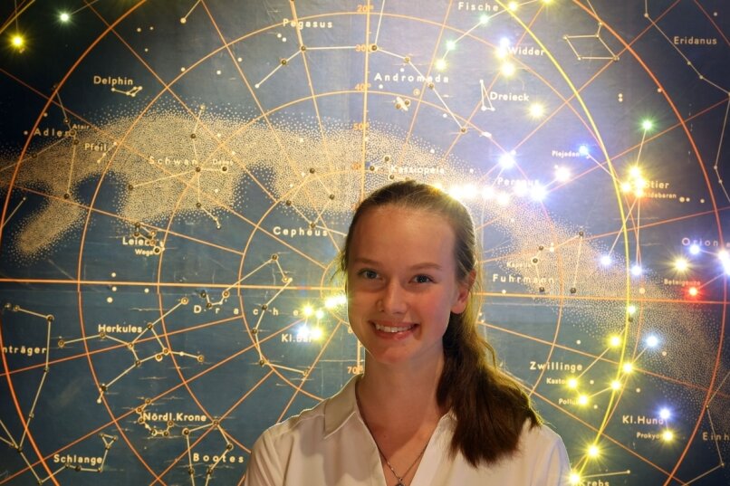 Mit dem ganzen Kosmos auf Du und Du: Mareike Belger hat für das Planetarium bei der Miniwelt ein 30-minütiges Programm erstellt. Damit überzeugte sie nicht nur das Team des Planetariums und ihren Lehrer. Die 18-Jährige erhielt außerdem einen Preis des Physikalischen Vereins.
