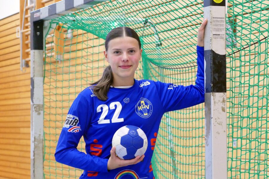 Junge Marienberger Torhüterin will sich für höhere Handball-Aufgaben empfehlen - Zwischen den Pfosten fühlt sich Mia Sachse pudelwohl.