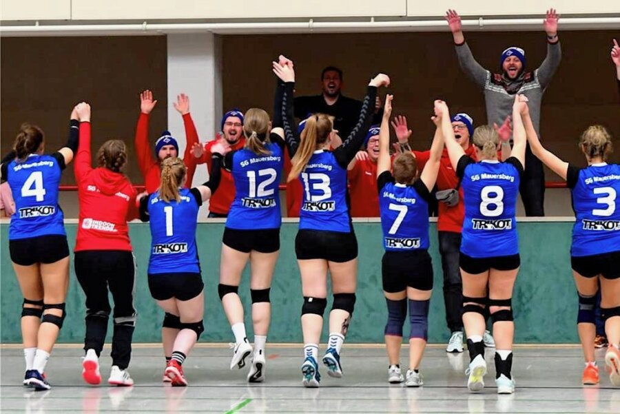 Junge Mauersbergerinnen wagen den nächsten Schritt - Wurden von den Fans und der Männermannschaft ihres Vereins für ihren Titelgewinn gefeiert: die Volleyballerinnen der SG Mauersberg. 