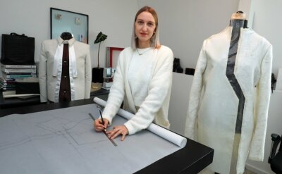 Junge Mode-Studentin gewinnt Preis für Nachwuchsdesigner - Jungdesignerin Sophie Schramek bei der Arbeit an ihrer Kollektion aus Alpakawolle. 