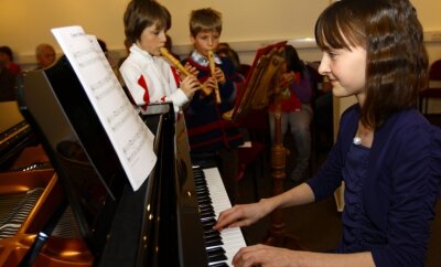 Johanna Weber (12) aus Venusberg am Klavier und die Brüder Immanuel (9) und Gabriel Fuß (8) aus Lauterbach an der Blockflöte (von links) musizierten in Zschopau. 