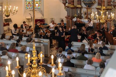 Junge Musiker spielen in Rothenkirchener Kirche für Ukrainer - Etwa 200 Besucher hörten und schauten sich am Sonntag das Musikschulkonzert im Steinberg-Ortsteil Rothenkirchen an. 
