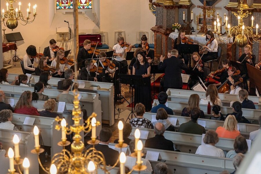 Etwa 200 Besucher hörten und schauten sich am Sonntag das Musikschulkonzert im Steinberg-Ortsteil Rothenkirchen an. 