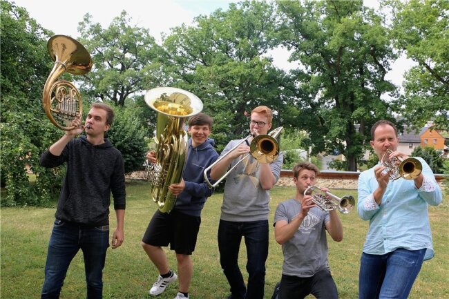 Junge Musiker suchen bei Blasmusikfest am Schloss Leubnitz Namen für ihr Ensemble - Als Musiker haben sie sich schon einen Namen gemacht, als Blasmusik-Ensemble sind sie noch ohne einen: Jonas Winkel aus Bad Elster, Emil Feustel aus Kürbitz, Jonathan Böhm aus Gefell, Jakob Zaumseil aus Zobes und Steffen Luderer aus Mehltheuer (von links). 