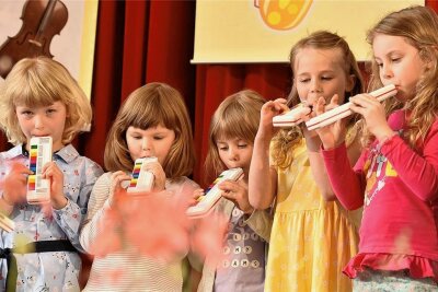 Junge Musikschüler stehen in Klingenthal auf der Bühne - Kinder der Musikalischen Früherziehung.