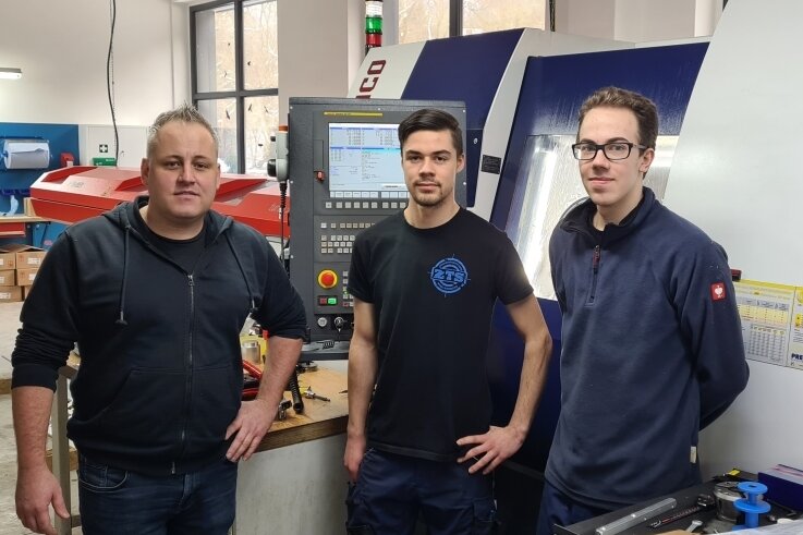 Firmeninhaber Mario Schmieder (v. l.) mit seinen Auszubildenden Philipp Lohse und Christian Grasse, die demnächst auslernen. 