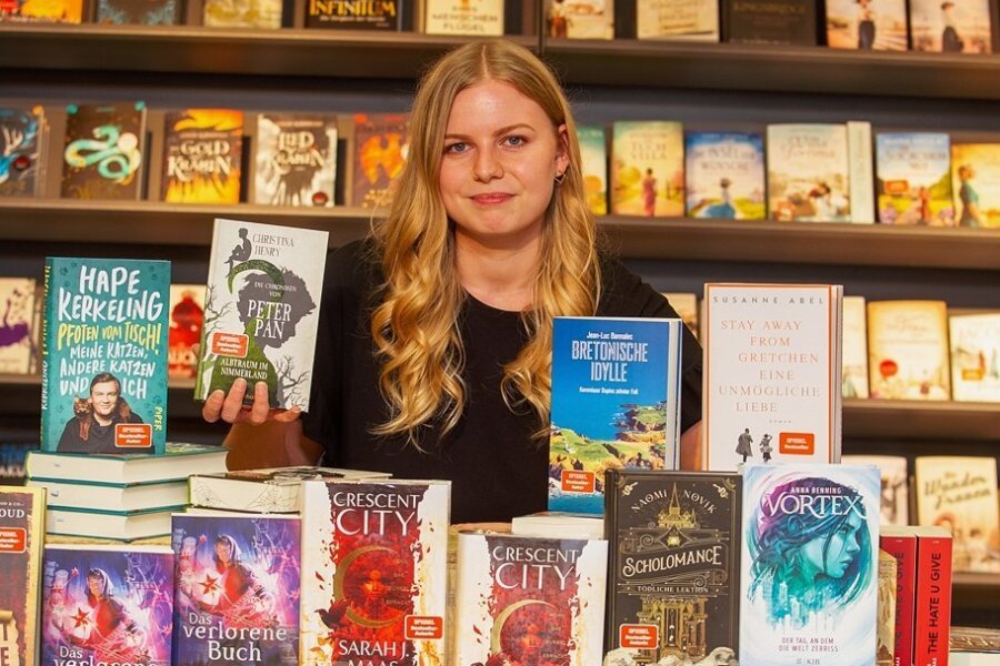Junge Plauener Buchhändlerin leitet neue Hugendubel-Filiale - Julia Domschke nimmt die Herausforderung an. Sie managt die Buchhandlung im Herzen Plauens - und zeigt ihre Lieblingsbücher. 