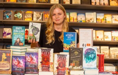 Junge Plauenerin leitet neue Hugendubel-Filiale - Julia Domschke nimmt die Herausforderung an. Sie managt die Buchhandlung im Herzen Plauens - und zeigt ihre Lieblingsbücher. 