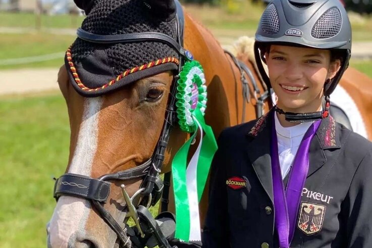 Pita Schmid vom Langenstriegiser SV gewann am Wochenende Mannschaftssilber bei der Jugend-Europameisterschaft mit dem Pony im Geländeritt. Im Einzel wurde die Vogtländerin Achte. 