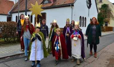 Junge Sängerinnen und Sänger, Reiter und Wanderer gehen im neuen Jahr auf Tour - Die Sternsinger der katholischen Gemeinde ziehen in Hainichen von Tür zu Tür.