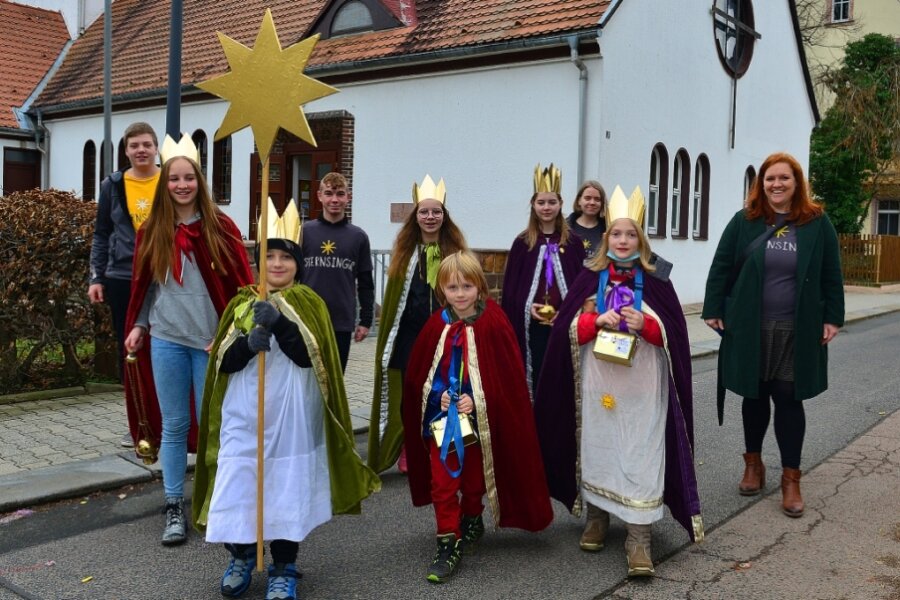 Junge Sängerinnen und Sänger, Reiter und Wanderer gehen im neuen Jahr auf Tour - Die Sternsinger der katholischen Gemeinde ziehen in Hainichen von Tür zu Tür.