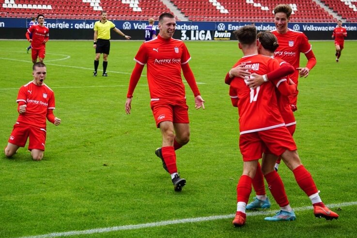 Junge Schwäne feiern Derbysieg - Die U-19-Spieler des FSV Zwickau bejubeln den Treffer zum zwischenzeitlichen 3:0, mit dem die Vorentscheidung gefallen war. 