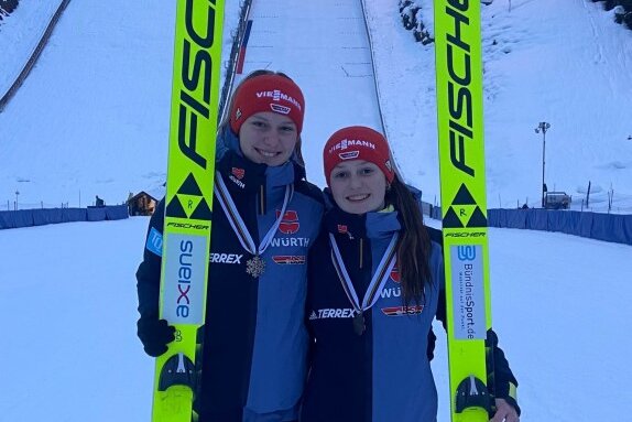 Junge Skispringerinnen aus Sachsen fliegen aufs WM-Podest - Lia Böhme (li.) und Anne Häckel.