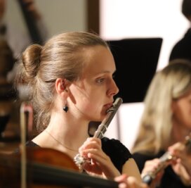 Junge Solistin spielt ihren Lieblingskomponisten - Magdalena Greuner beim Eröffnungskonzert der Jungen PhilharmonieAugustusburg im Juni in der Augustusburger Stadtkirche. 