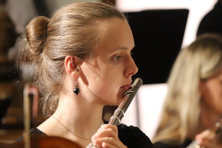 Junge Solistin spielt ihren Lieblingskomponisten - Magdalena Greuner beim Eröffnungskonzert der Jungen PhilharmonieAugustusburg im Juni in der Augustusburger Stadtkirche. 