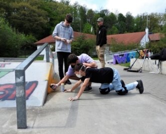 Junge Sportler gestalten Skaterpark kreativ um - Die Jugendlichen griffen unter Anleitung eines Profis selbst zur Spraydose. 