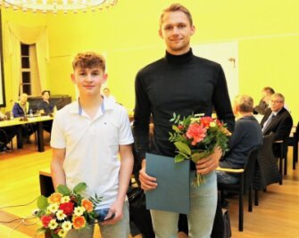 Junge Sportler unter Politikern - Tim Engelmann (l.) und Marvin Schlegel wurden kürzlich bei der Stadtratsitzung in Hainichen für ihre sportlichen Leistungen geehrt. 
