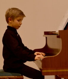Junge Talente meistern anspruchsvolles Repertoire - Musikschüler Richard Schaller. Der Achtjährige holte im Regionalwettbewerb in der Kategorie Klavier-Solo einen Ersten Preis. 