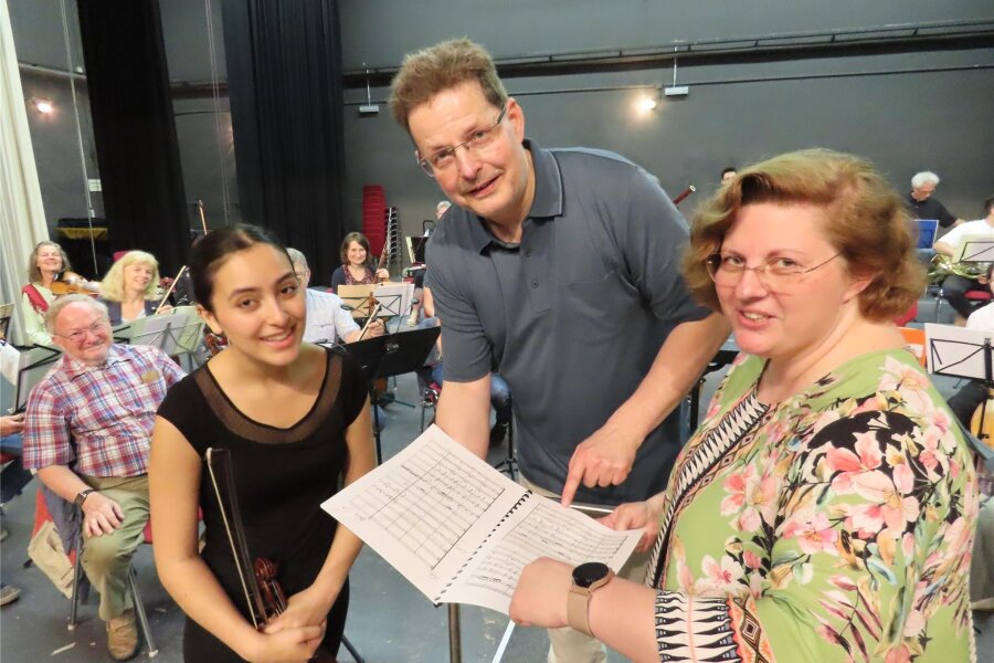 Junge Talente treten mit dem Collegium Musicum in Werdau und zuvor in Vielau auf - Das Collegium probt: mit dabei Georg Sandmann (M.), Flavia Napolitano (l.) und Natalia Prishepenko.
