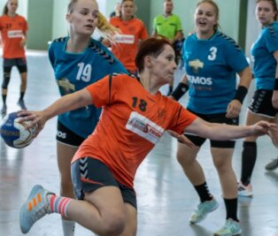 Junge Truppe feiert ersten Erfolg - Die Schneeberger Sachsenliga-Handballerinnen um Anne Zipplies-Polster wurden beim Traditionsturnier in Zwönitz ihrer Favoritenrolle gerecht und siegten verdientermaßen. 