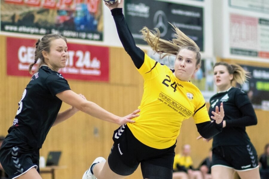Junge Truppe kommt ins Rollen - Michelle Hennig (am Ball) zählt zu den Leistungsträgerinnen in der Oberlosaer Verbandsliga-Mannschaft. Gegen HSV Mölkau erzielte sie wie Dominika Kolomaznikova 13 Treffer beim 41:27-Sieg. 