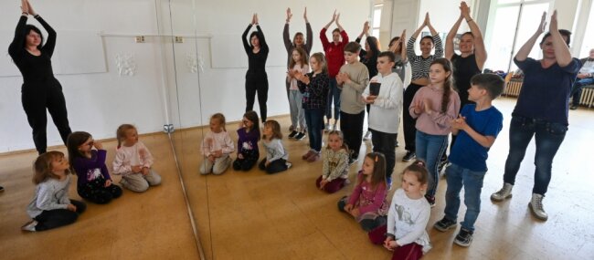 Dreimal pro Woche treffen sich Frauen und Kinder aus der Ukraine im Soziokulturellen Zentrum Kraftwerk am Kaßberg. Sie proben für ihren Auftritt beim Benefizkonzert am kommenden Dienstag im Carlowitz-Congresscenter. 