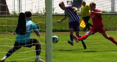 Junge Veilchen brauchen Schützenhilfe - Finn Hetzsch erzielte gegen Hertha Zehlendorf das 1:0 für die U-19-Fußballer des FCE, der im Spitzenspiel dennoch unterlag. 